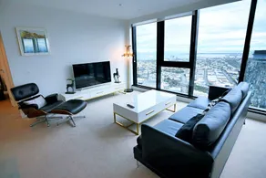 Southbank Platinum Tower Apartment - Image 2