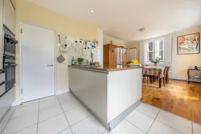 Stunning 3 Bedroom Apartment in Trendy Chalk Farm - Image 5
