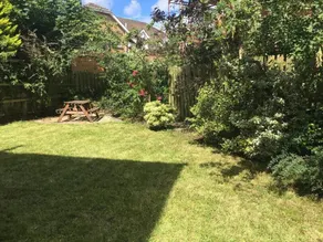 Elegant 3-bed House w/ Garden - Image 3