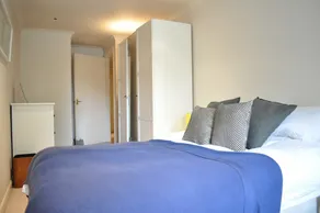 Bright 2 Bedroom Apartment With Balcony - Image 5