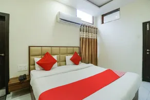 Hotel Adarsh by OYO Rooms - Image 5