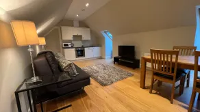 NEW 1BD Contemporary Home Upper Dunblane - Image 5