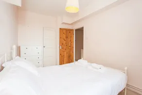 Bright 2 Bedroom Property With Balcony - Image 4