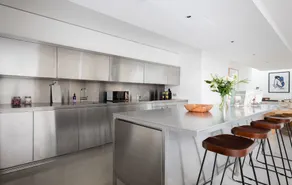The Chelsea Walk - Modern & Bright 3bdr House With Rooftop & Parking - Image 4