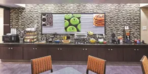 La Quinta Inn & Suites by Wyndham Houston Hobby Airport - Image 2