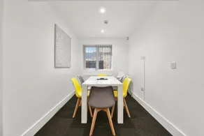 Rochfords Serviced House with 5 Bedrooms, 4 bathrooms up to 12 beds - Image 3