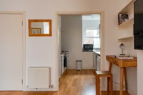 Bright and Spacious 2 Bedroom Flat - Image 4