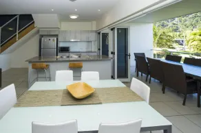 Waterfront 'Beachside' Apartment - Ocean View, Central location, Pool, Wifi, King bed, Deluxe Spa Ensuite - Image 4