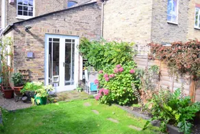 2 Bedroom Home in Stoke Newington - Image 4
