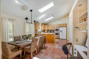 León by Avantstay Private Breathtaking Character Cottage w/ Pool & Hot Tub - Image 3