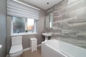 Gorgeous Modern 4 bedroom house - Free Parking and Netflix by WHA for Contractors, Relocation, Busin - Image 5