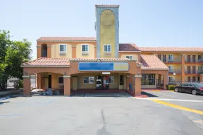 Heritage Inn And Suites - Image 4