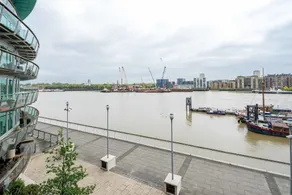 Light Modern Flat With Balcony Over River Thames! - Image 3