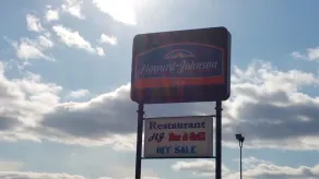 Howard Johnson by Wyndham Melville - Image 2