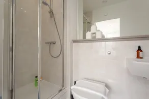 Contemporary 1 Bedroom Apartment in Haggerston - Image 3