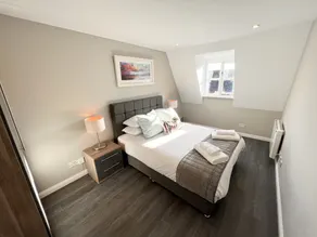 Beautiful central apartment with parking - Image 2