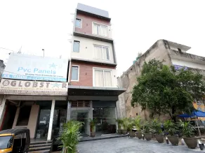 Hotel Clg Grand by OYO Rooms - Image 3