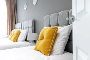 KVM - Kensington Apartment town centre with parking by KVM Serviced Accommodation - Image 4