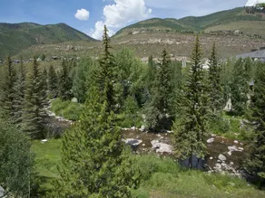 Cascade Village Chalet - Image 4