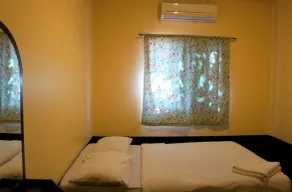 Flashpackers - Image 4
