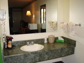 Columbus Inn & Suites - Image 2