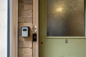 Modern 2BR Apartment w/ Free Parking in Redhill - Image 3