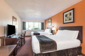 Days Inn & Suites by Wyndham Groton Near the Casinos - Image 4