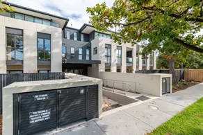 Luxurious 3 Bedroom Home Near Chadstone With Parking - Image 5