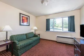 Days Inn & Suites by Wyndham Groton Near the Casinos - Image 5