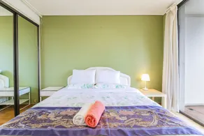 Amazing Location Cozy Stay Free Parking - Image 4