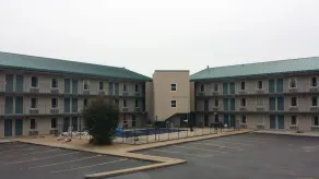 Days Inn by Wyndham Harrison - Image 4