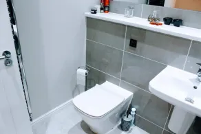 Modern Apartment in Edinburgh - Image 5