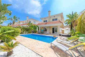 Acogedora villa con piscina, ubicación fantástica, a 5 metros a pie de la playa y comodidades WIFI gratuito - Image 4
