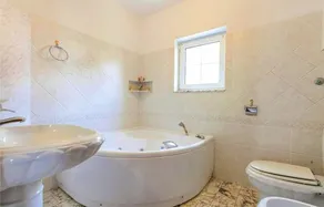 Apt w Jacuzzi, Balcony & sea View, 3 min to Beach - Image 2