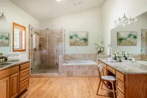 Lavish Lake Getaway - Image 5