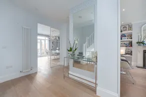 Stunning Maida Vale Apartment Near Regents Canal by Underthedoormat - Image 3