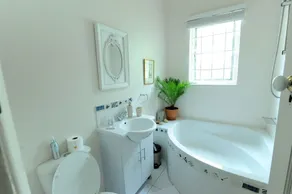 Jaqui's Garden Guesthouse - Image 2