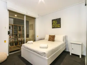 Large 3 Bedroom Apartment With River Views Near the Stadium - Image 5