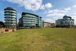 St Katharine's Dock Penthouse - Image 3