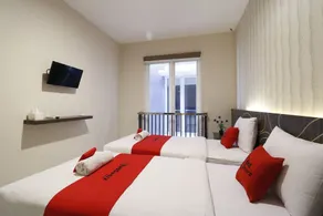 RedDoorz Plus @ Airlangga Mataram - Image 3