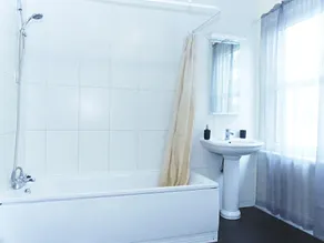LCS London Bridge Apartments - Image 3