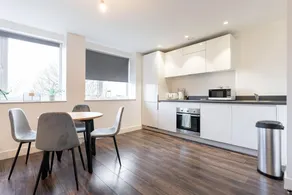 Contemporary 1 Bedroom Apartment - Amazing Location With Free Parking on Site - Image 2