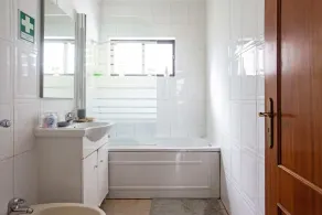 Charming 2 Bedroom Apartment in Lisbon - Image 5