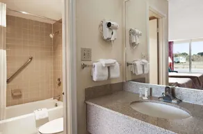 OYO Hotel Jennings I-10 - Image 3