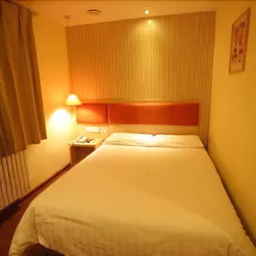 Home Inn · Ruibaiyun Hotel (Pingyao Ancient City South Gate Tourist Center) - Image 3
