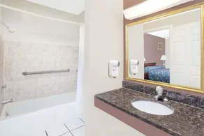 Knights Inn Grand Blanc - Image 5