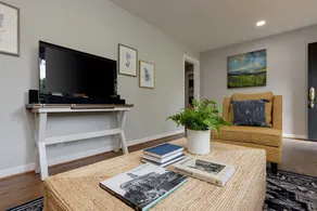 Green Hills Escape - Image 5