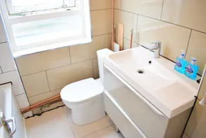 Spacious 3 Bedroom Shadwell Flat - Image 5