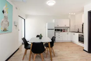 Comfortable Living Space Close to Foreshore & Cbd - Image 2