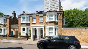 Fashionable 3BR Family Home in Battersea - Image 3